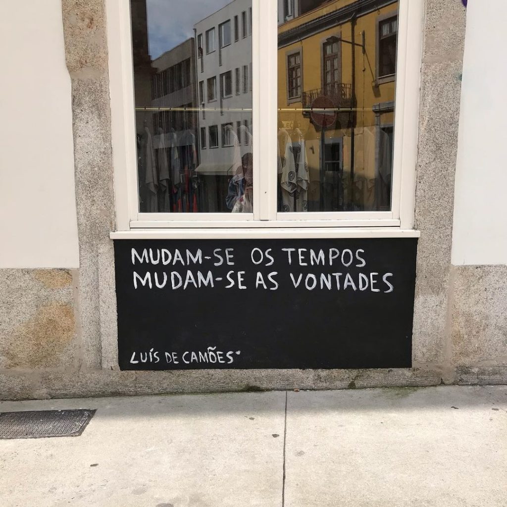 Foto da citação ao Camões escrita à mão abaixo de uma janela.